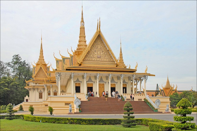 Plan your package holidays in Cambodia 2020 & 2021, visit Royal Palace in Phnom Penh city