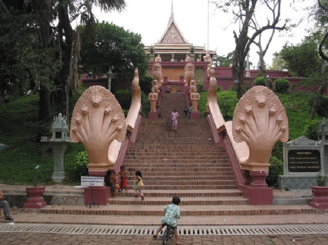 Plan your Cambodia holidays 2020 & 2021, visit Wat Phnom  in Phnom Penh city
