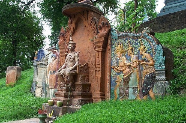Plan your holidays Cambodia   2020 & 2021, visit Wat Phnom  in Phnom Penh city