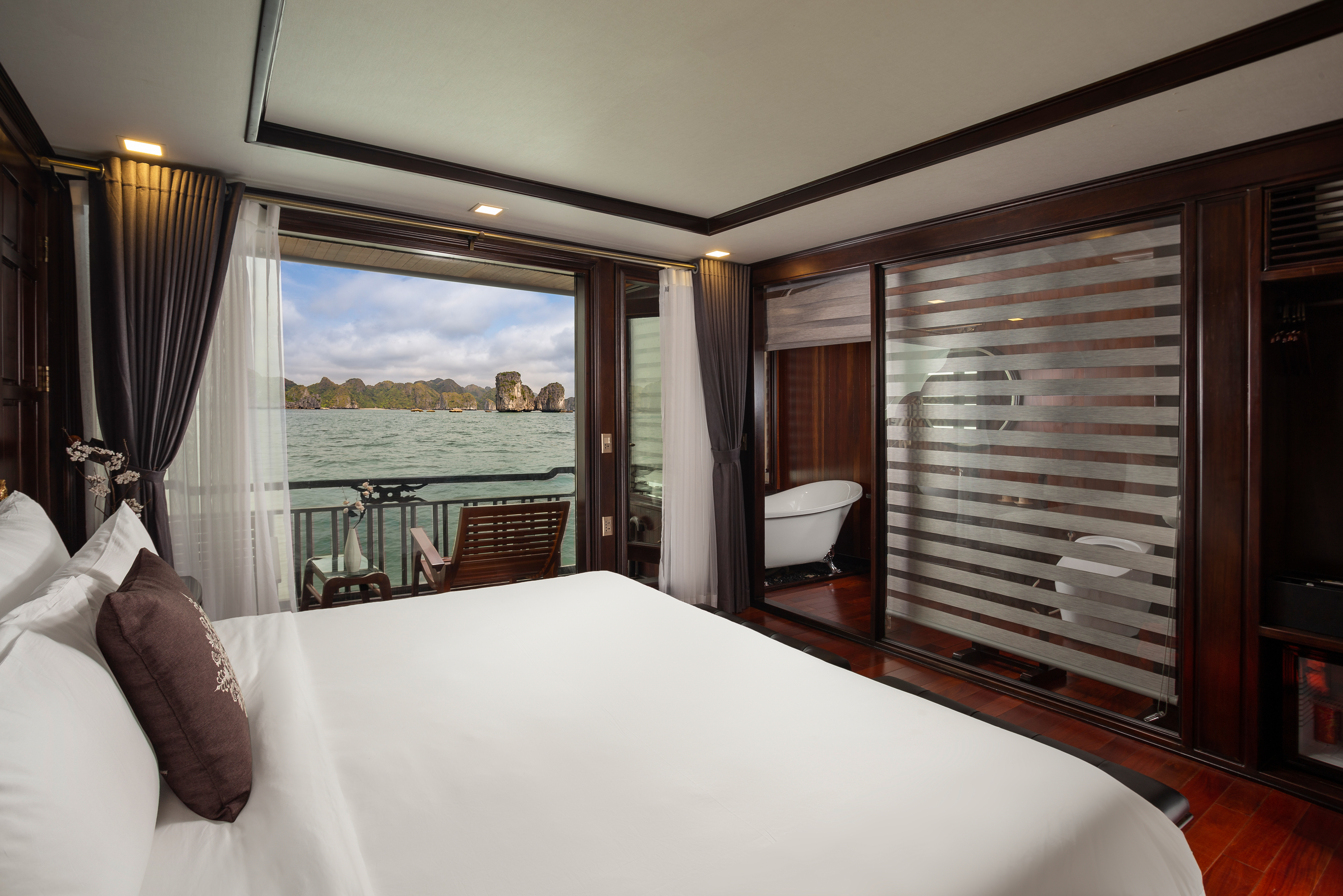 Luxury cruise tour  in Halong bay   by  La Regina Legend Cruise
