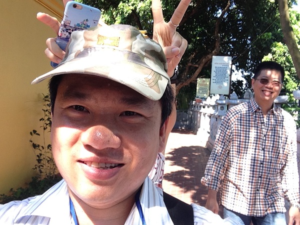 2 Singaporean visitors are so happy on Hanoi trip with our tour guide