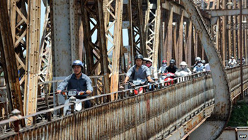 long bien bridge offers appealing photos on Hanoi holiday