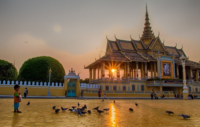 Plan your package holiday in Cambodia 2020 & 2021, visit Royal Palace in Phnom Penh city
