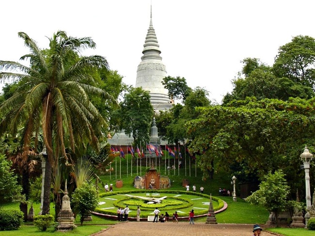 Plan your Cambodia holiday package 2020 & 2021, visit Wat Phnom  in Phnom Penh city