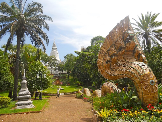 Plan your holiday in Cambodia   2020 & 2021, visit Wat Phnom  in Phnom Penh city
