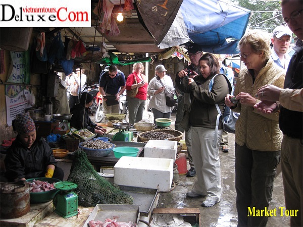 SDARL tours a market in Hanoi - Vietnam