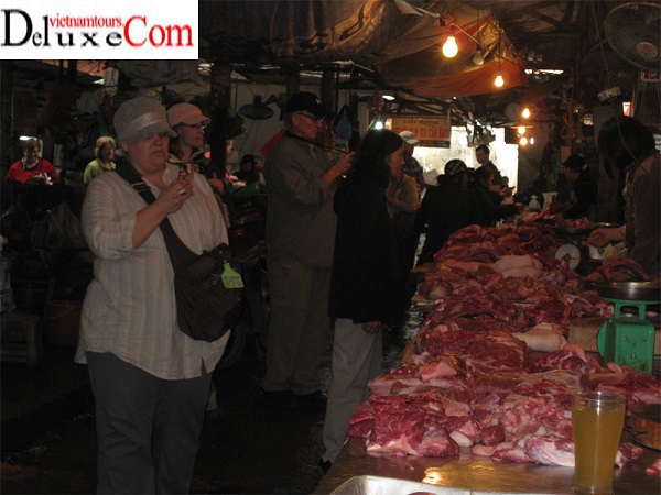 SDARL tour a market in Hanoi - Vietnam