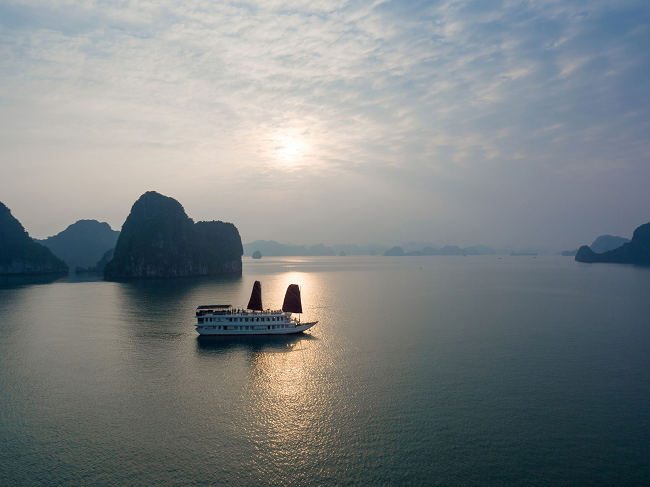 4star Garden Bay Legend cruise on your  Halong bay  tour