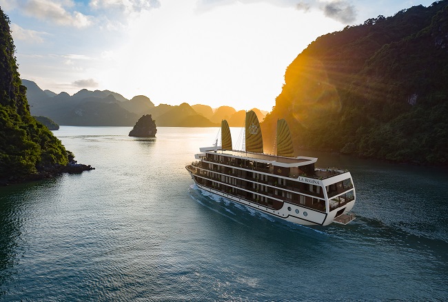 Luxury La Regina Grand cruise for Halong bay Vietnam tour from Hanoi