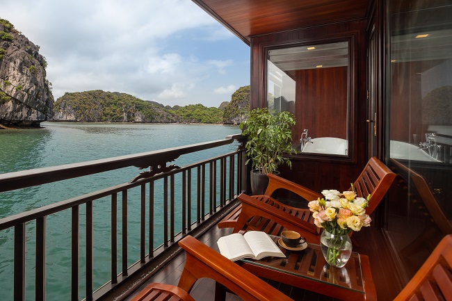 Luxury  tour  in Halong bay   by  La Regina Legend Cruise