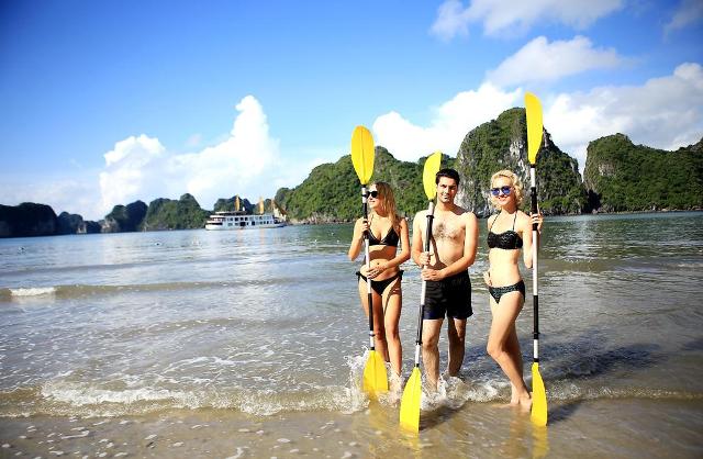 Kakaying with Emperor cruise trips from Hanoi to Halong bay