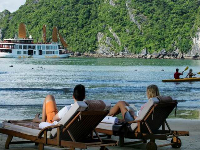 Halong bay tour package from Hanoi with Emperor cruise