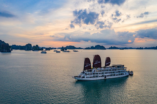 Tour halong bay with Victory star for the best Vietnam tours Hanoi to Saigon