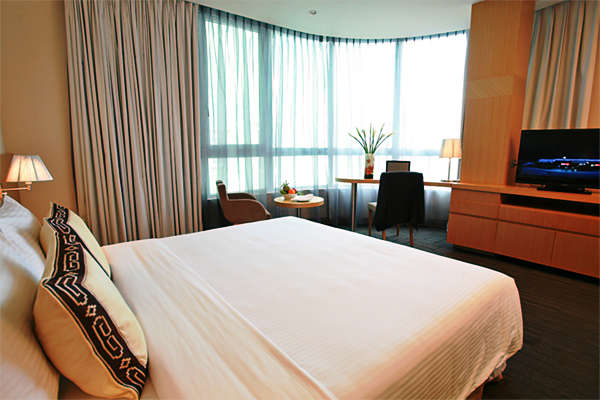 Luxury Liberty Saigon hotel for South Vietnam tour packages 