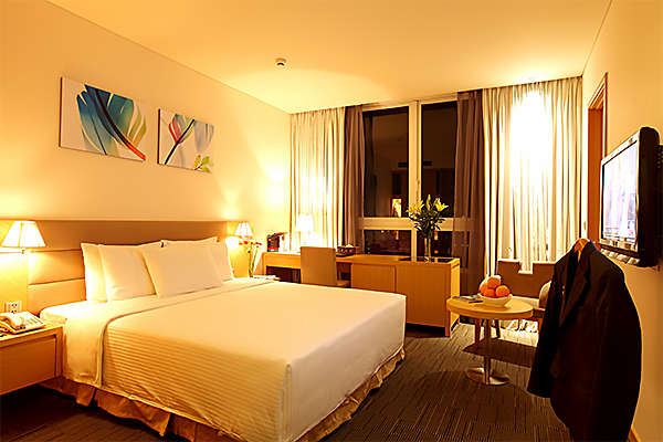 Luxury Liberty Saigon hotel for South Vietnam tour package 