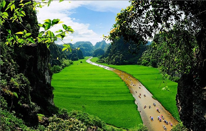 Tamcoc Ninhbinh is the best things to do on vietnam Tour Hanoi 