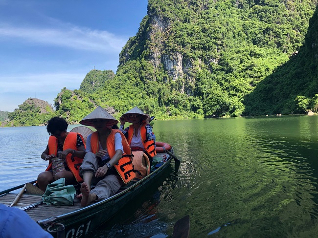 Amazing Vietnam motorbike tour Hanoi countryside - Ninhbinh - Trangan Heritage Site